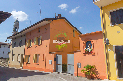 Casa in linea con appezzamento verde