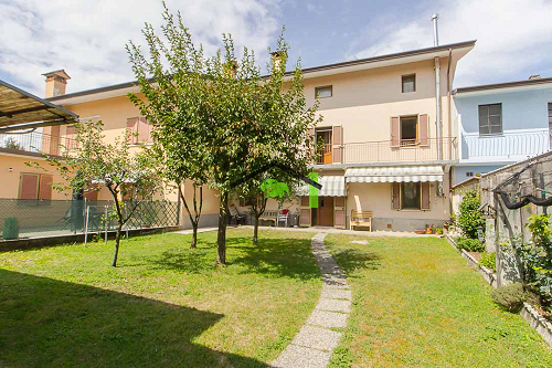 Villetta a schiera su tre piani, con giardino privato e garage ad Arba