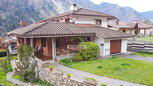 NUDA PROPRIETA': Villa con giardino privato