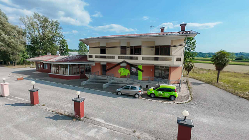 Complesso con bar, uffici, appartamento e terreno di 25.000 mq ad Artegna