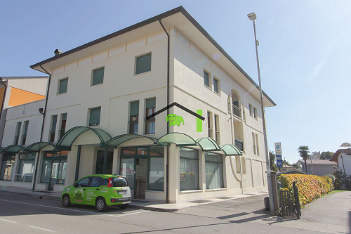 Negozio 111 mq con posto auto in centro ad Aviano