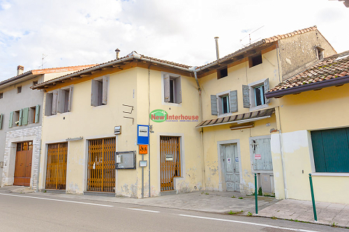 Rustici con ampio giardino edificabile