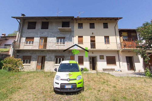 Complesso di due abitazioni con garage, deposito e terreno a Buja