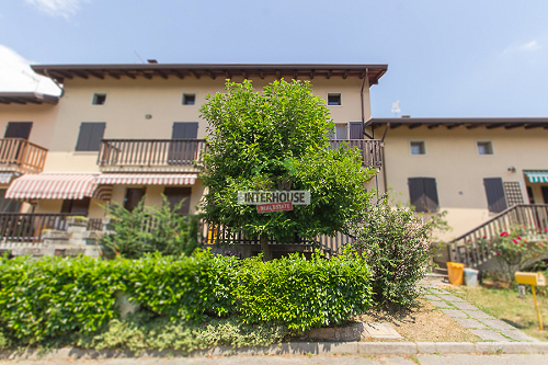 Villetta a schiera con deposito e scoperto privato