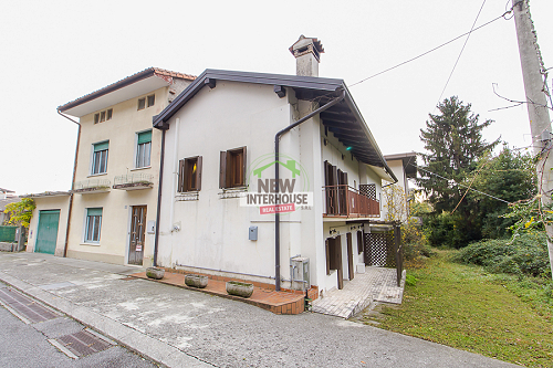 Casette in linea con giardino e garage
