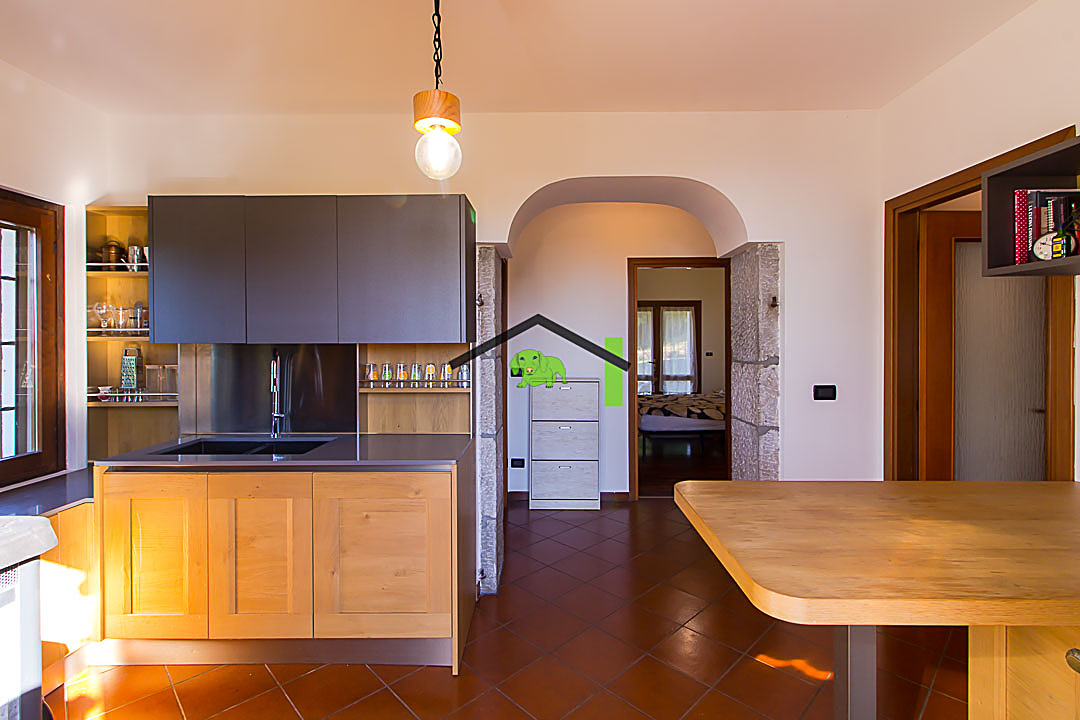 Cucina isola con lavello e arco in pietra