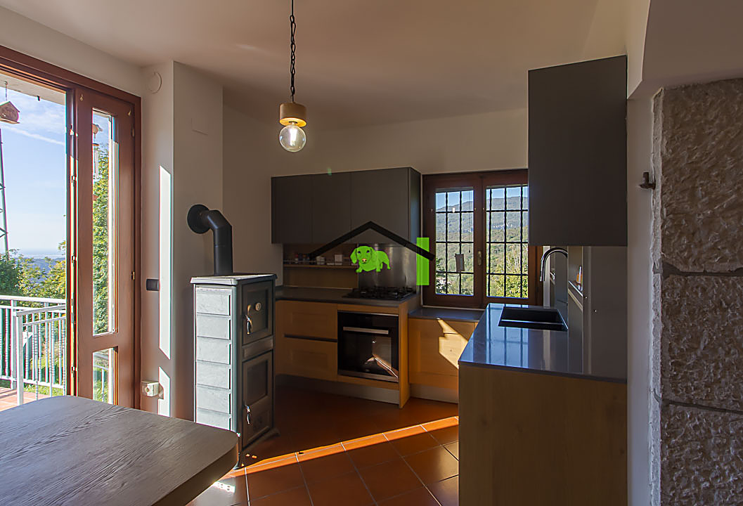 Cucina stufa a legna e porta finestra balcone