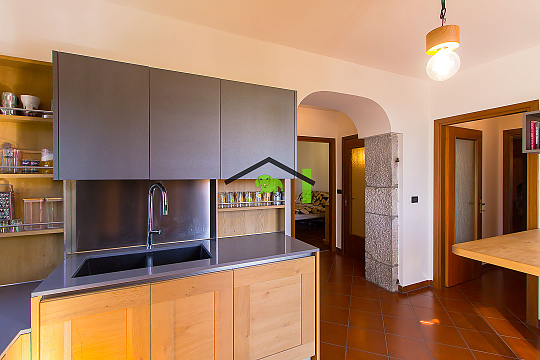 Cucina lavello e pensili grigi