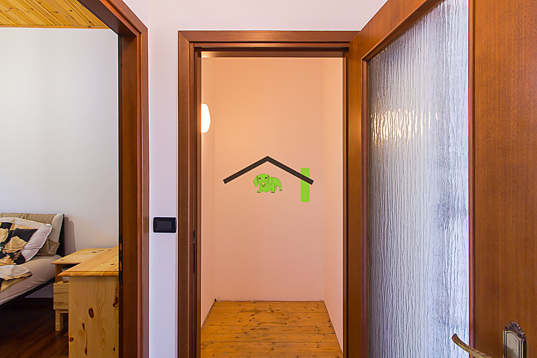 Ripostiglio con pavimento in legno