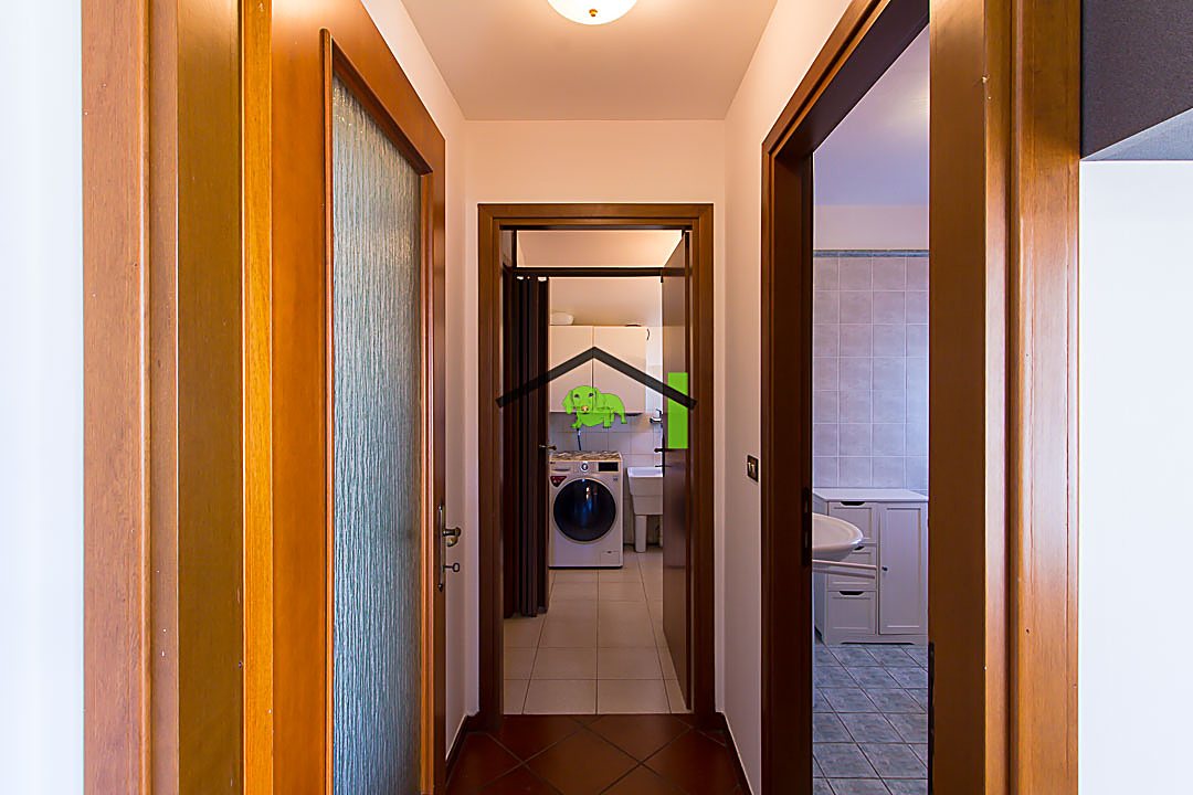 Disimpegno verso lavanderia e bagno