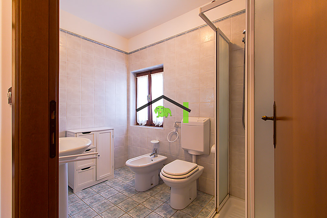 Bagno con doccia e finestra