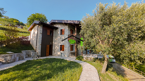 Villa in sasso ristrutturata con fotovoltaico e terreno a Clauzetto