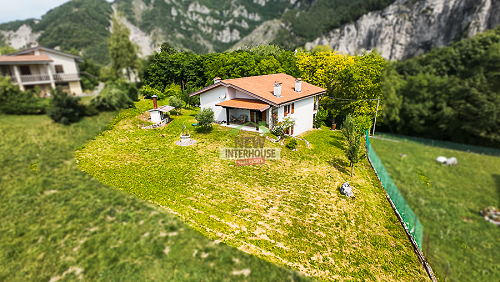 Villa indipendente con garage e giardino privato