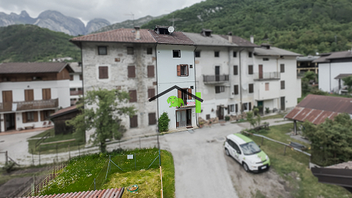 Casa in linea accessoriata da giardino, garage e baita