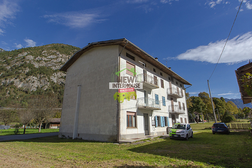 Tre unità immobiliari con giardino e pertinenze