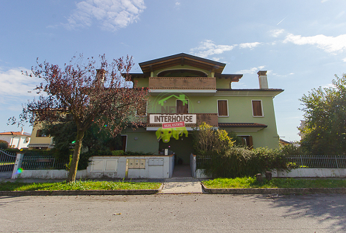 Villetta in trifamiliare con giardino esclusivo