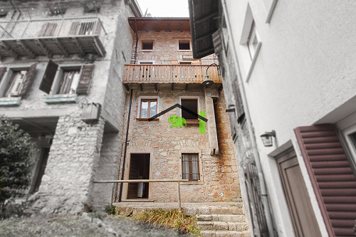 Casa in linea di paese