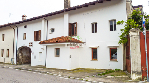 Casa di paese su due livelli