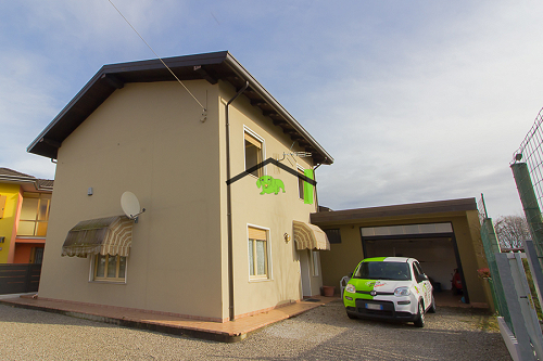 CASA INDIPENDENTE CON GRANDE AREA VERDE PRIVATA E TECNOLOGIA MODERNA