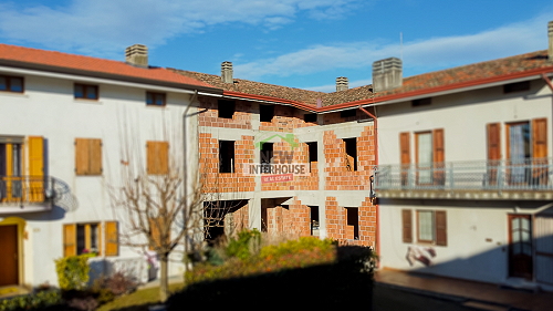 Casa in linea al grezzo