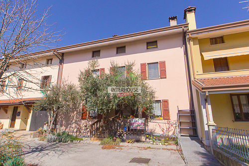 Villetta a schiera con ampio giardino privato