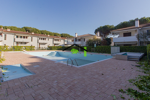 Appartamento al primo piano con giardino e piscina