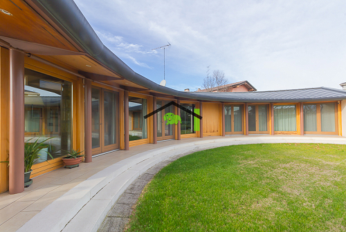 Villa ricercata, accessoriata da ufficio, garage e giardino indipendente