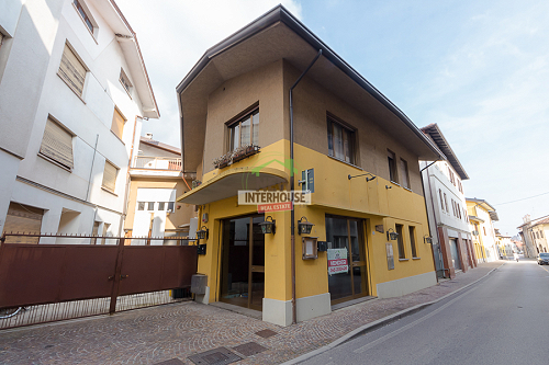 Locale commerciale di 313 mq a Maniago, vicino al centro