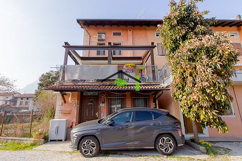 Villa a schiera su quattro livelli, con appezzamenti di giardino e pertinenze