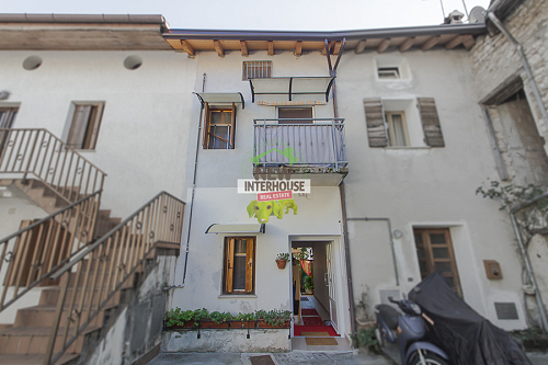 Casa in linea di testa con scoperto esclusivo