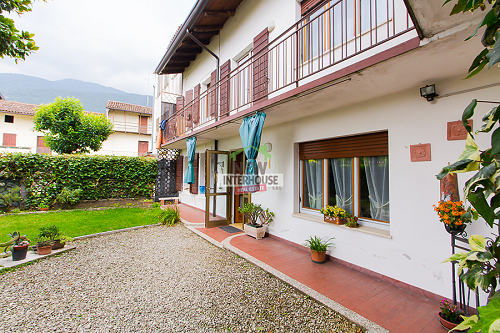 Casa in linea in corte verde a Maniago con giardino e posto auto