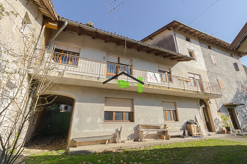 Rustico con pertinenze esterne e terreno
