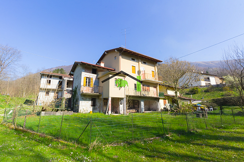 Casa indipendente, ampie metrature, con giardino privato