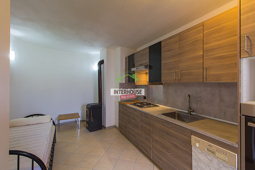 Casetta in linea con giardino
