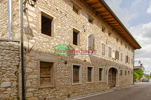 Casa in linea da rifinire