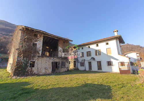 Casa indipendente da ristrutturare, con giardino privato