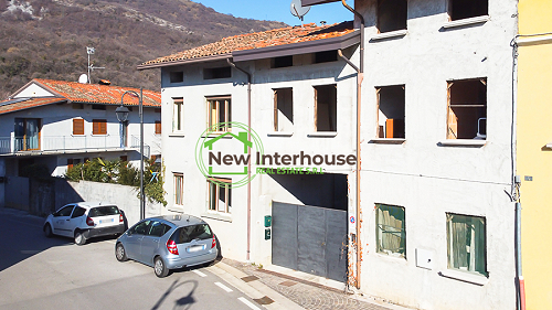 Casetta in linea con grezzo