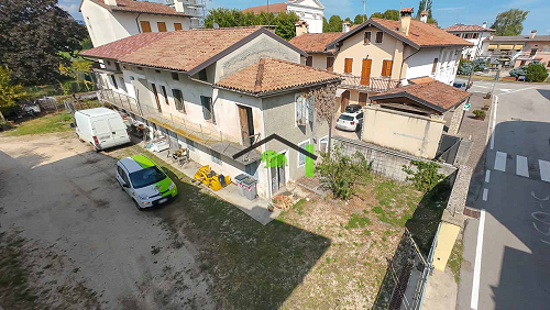Bifamiliare da ristrutturare con cortile privato a San Leonardo Valcellina