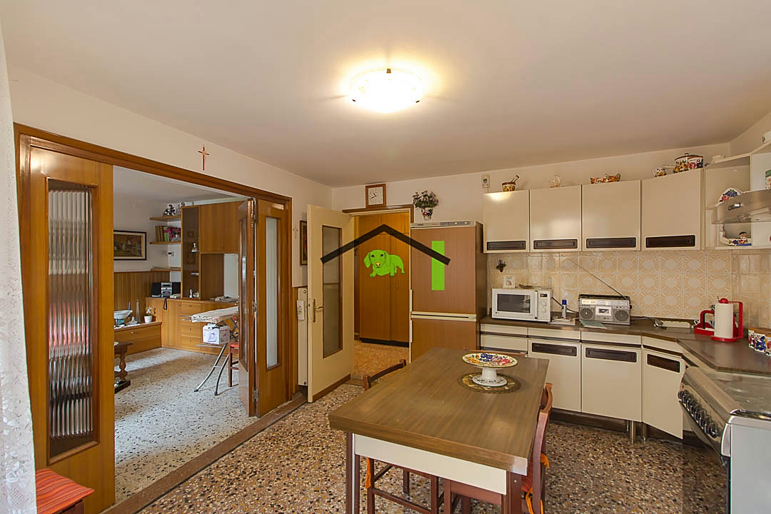 Cucina tavolo passaggio soggiorno