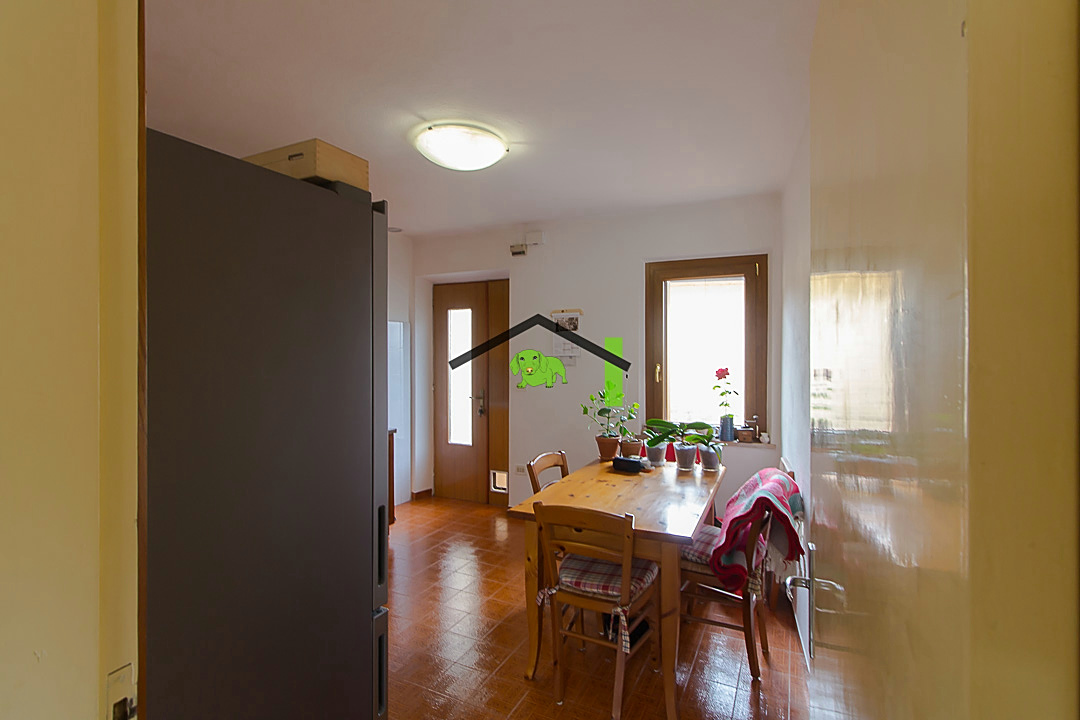 Cucina tavolo porta finestra