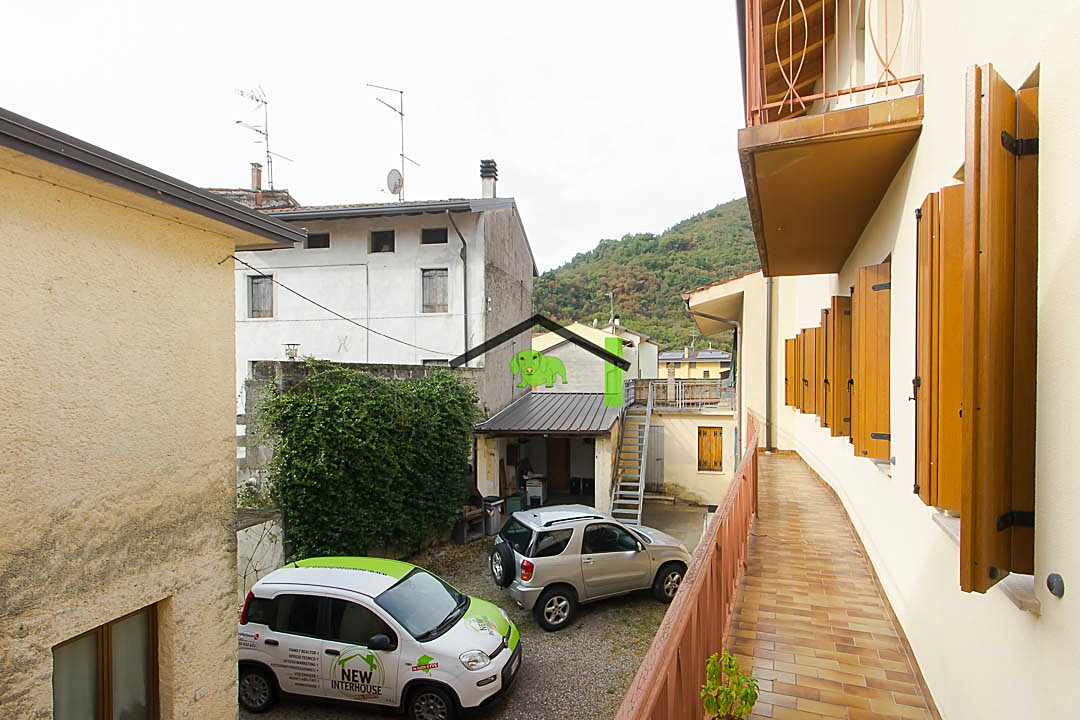 Balcone cortile parcheggio