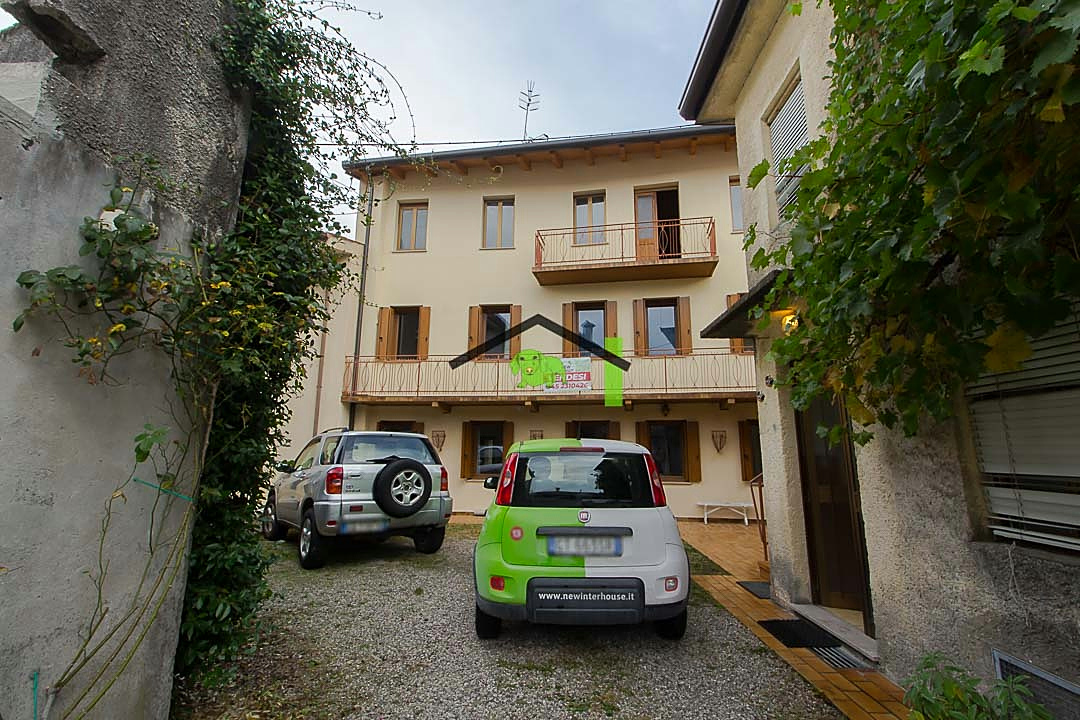 Cortile facciata parcheggio