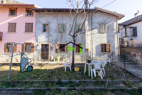 Casa in linea con giardino privato