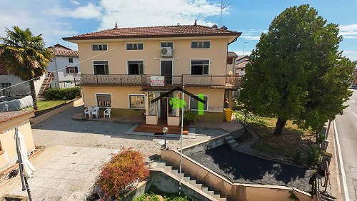 Casa indipendente con ampio giardino, stalla e tre camere a Valeriano