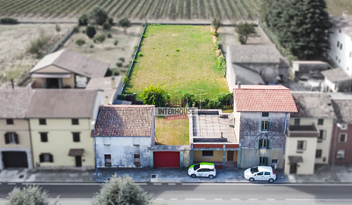 Casa in linea con ampio giardino
