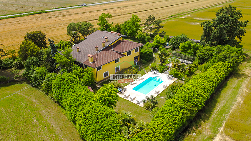 Rinomata villa con rifiniture di pregio e piscina