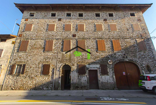 Casa in sasso del 1809 con terreno in centro storico a San Giorgio Richinvelda