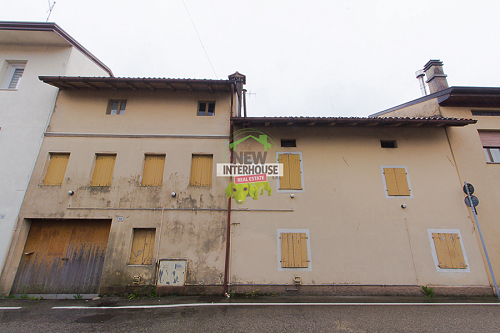 Casa in linea con giardino