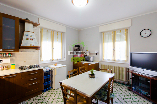 Appartamento al piano terra con garage, cantina e giardino privato