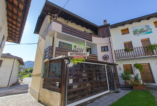 Casa in linea ristrutturata con ampi spazi esterni